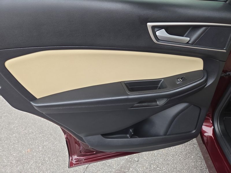 2022 Ford Edge SEL photo 20