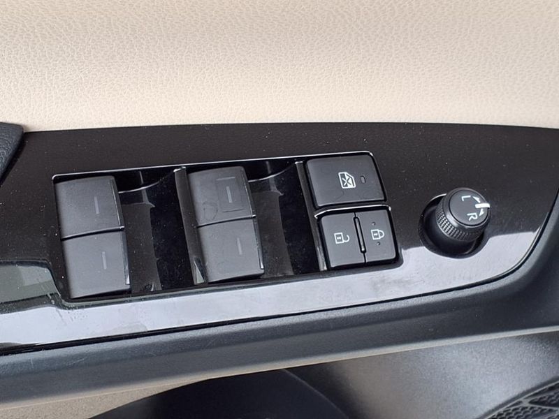 Used 2020 Toyota Prius LEImage 16