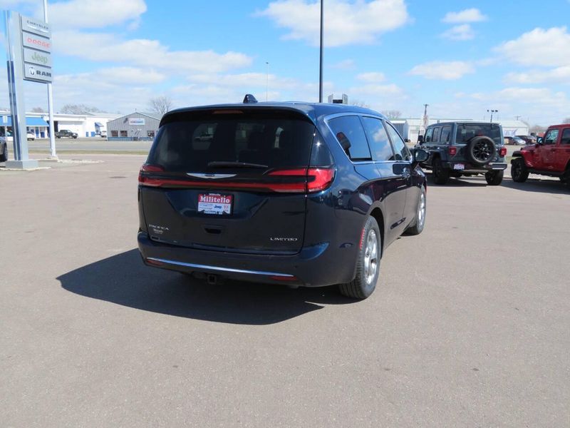 Used 2024 Chrysler Pacifica Limited 4dr Mini VanImage 6