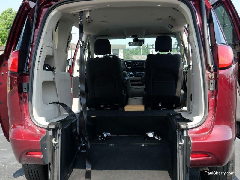 Used 2023 Chrysler Voyager LXImage 22
