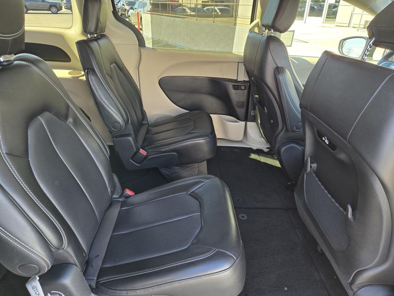 Used 2023 Chrysler Pacifica Touring L FWD