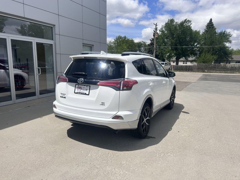 2016 Toyota RAV4 SEImage 9