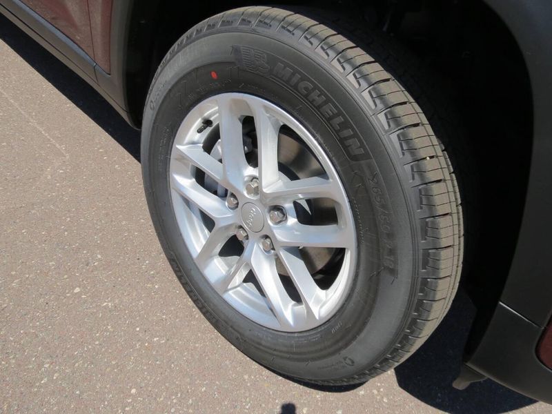 New 2026 Jeep Grand Cherokee Laredo 4x4 4dr SUVImage 17