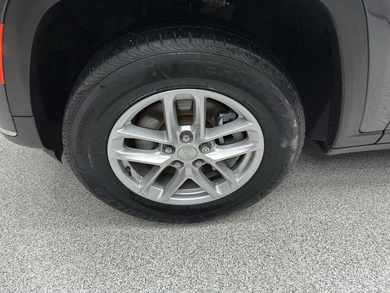 Used 2022 Jeep Grand Cherokee L LaredoImage 2