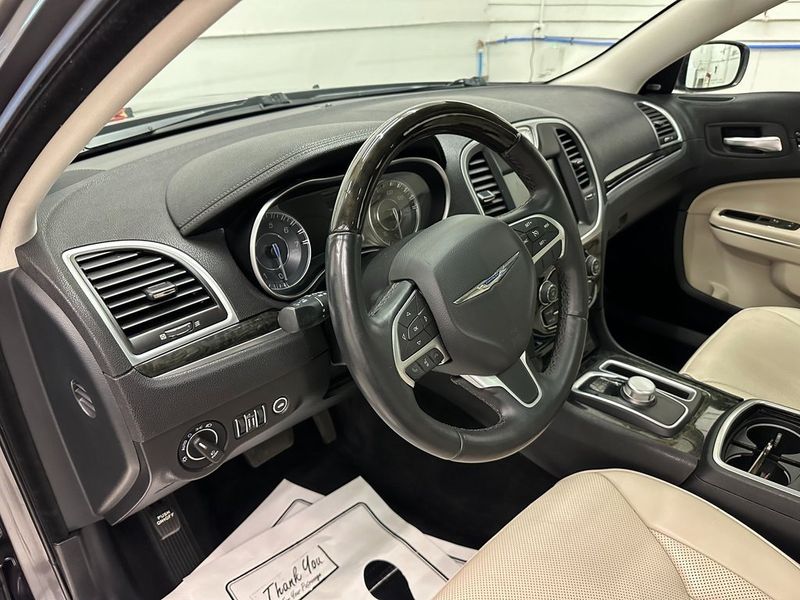 2016 Chrysler 300C BaseImage 21