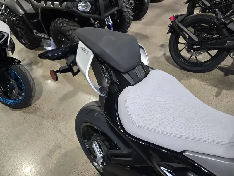 2025 CFMOTO 675SS NEBULA BLACK Image 11