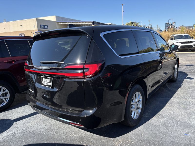 New 2026 Chrysler Pacifica SelectImage 7