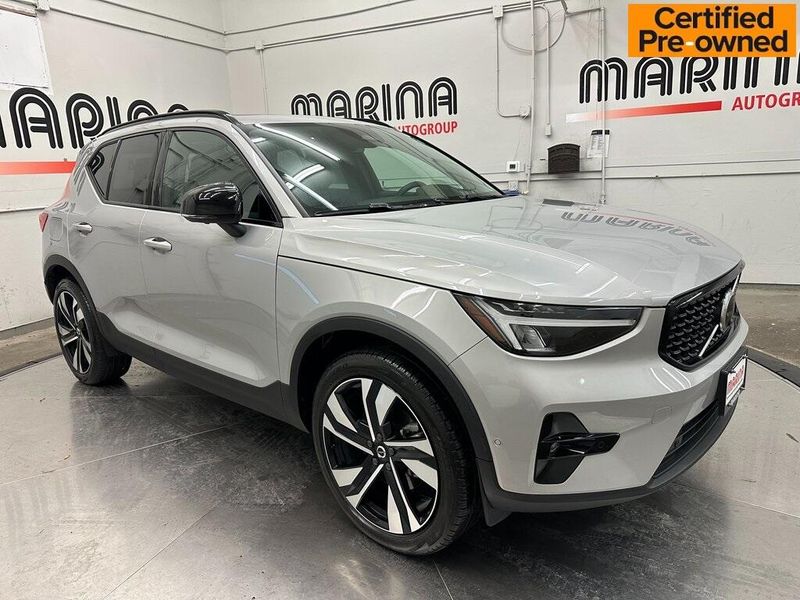 2023 Volvo XC40 B5 Plus Dark ThemeImage 1