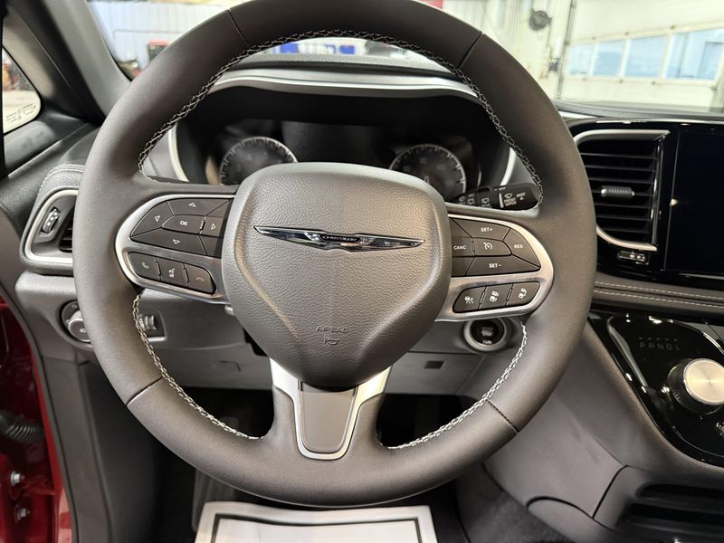 New 2026 Chrysler Pacifica SelectImage 25