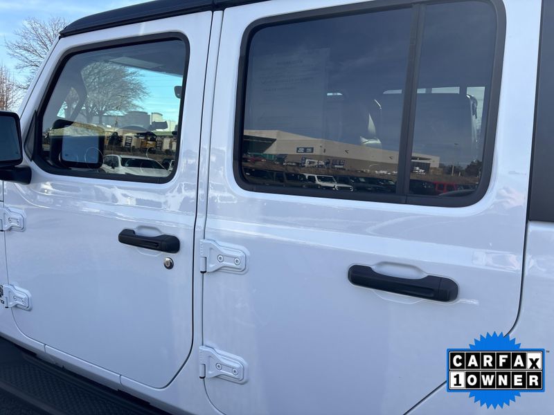 Used 2022 Jeep Gladiator OverlandImage 12