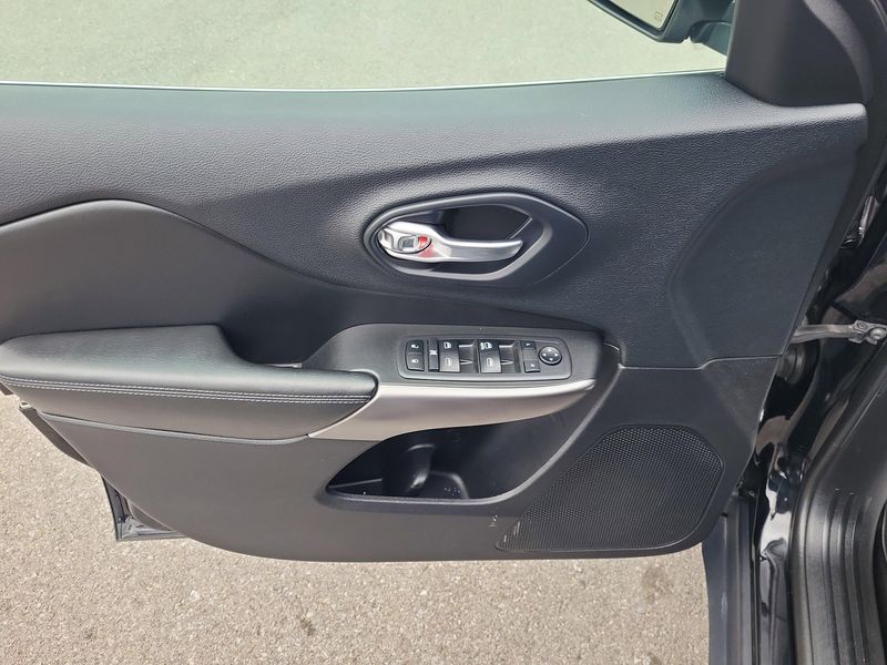 Used 2019 Jeep Cherokee LatitudeImage 2