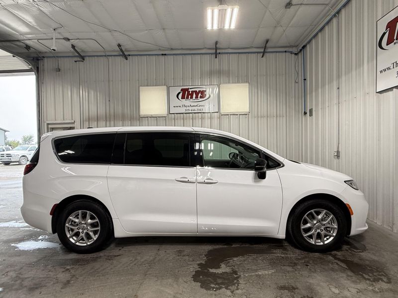 Used 2024 Chrysler Pacifica Touring LImage 2