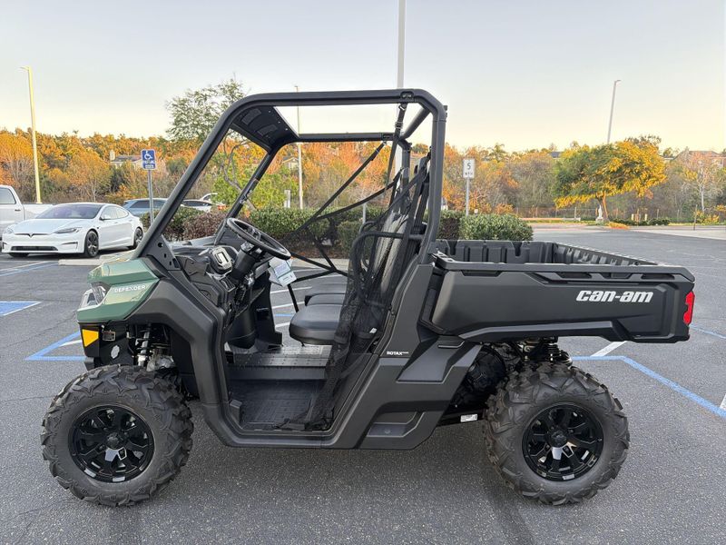 New 2025 Can-Am DEFENDER DPS HD9 Image 14