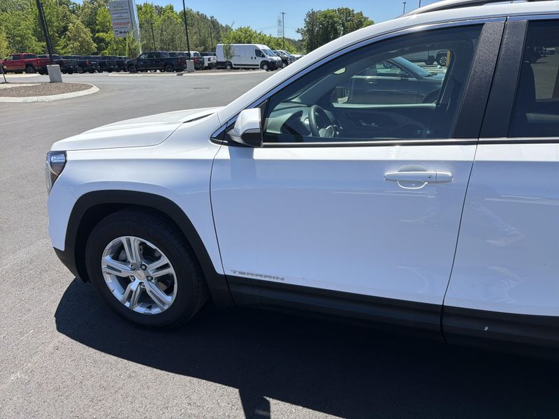 Used 2022 GMC Terrain SLEImage 17