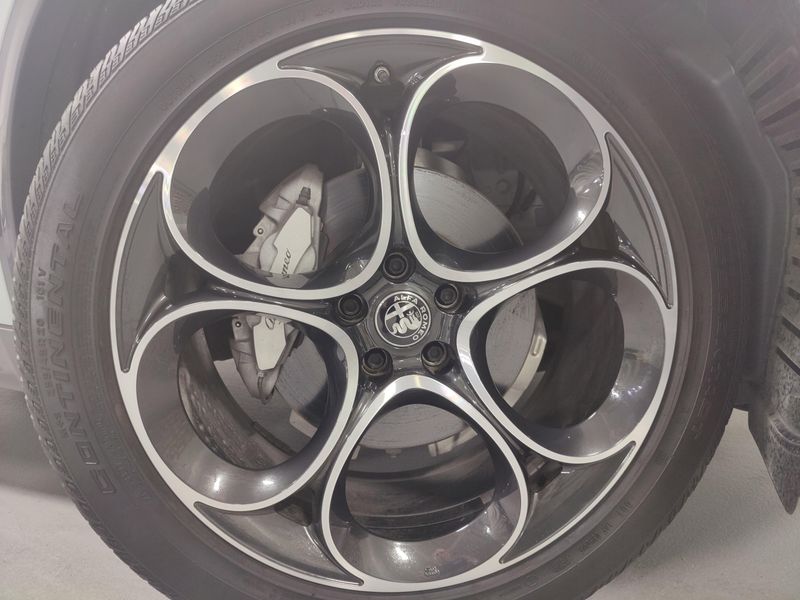 2024 Alfa Romeo Stelvio Ti AWD w/Sunroof/NavImage 8