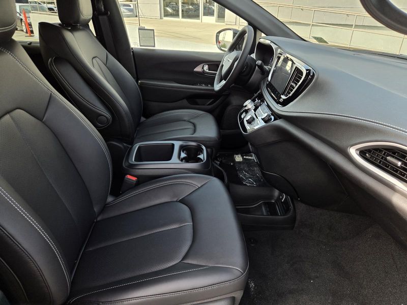 New 2026 Chrysler Pacifica Select FWD