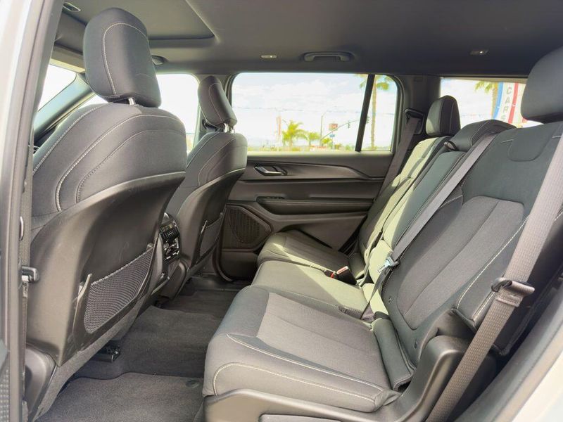 Used 2025 Jeep Grand Cherokee L LaredoImage 11