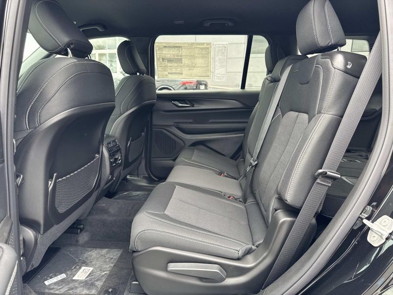 New 2026 Jeep Grand Cherokee L Laredo 4x2