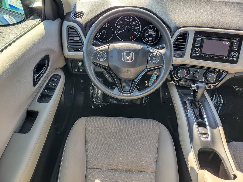 2017 Honda HR-V LX photo 12