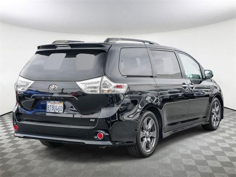 Used 2017 Toyota Sienna SEImage 8