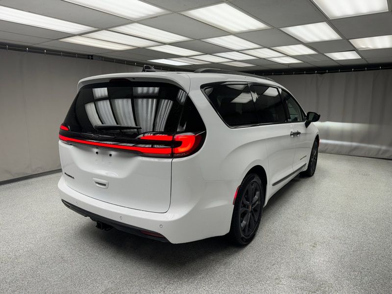 2024 Chrysler Pacifica Touring LImage 3