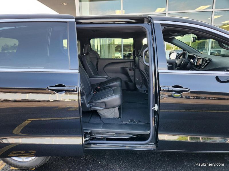 New 2027 Chrysler Pacifica Select