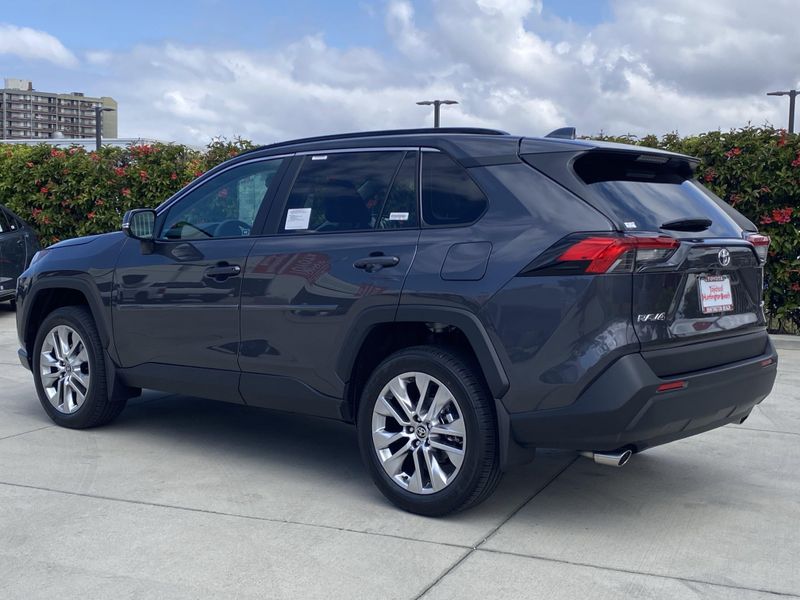 2025 Toyota RAV4 XLE PremiumImage 5