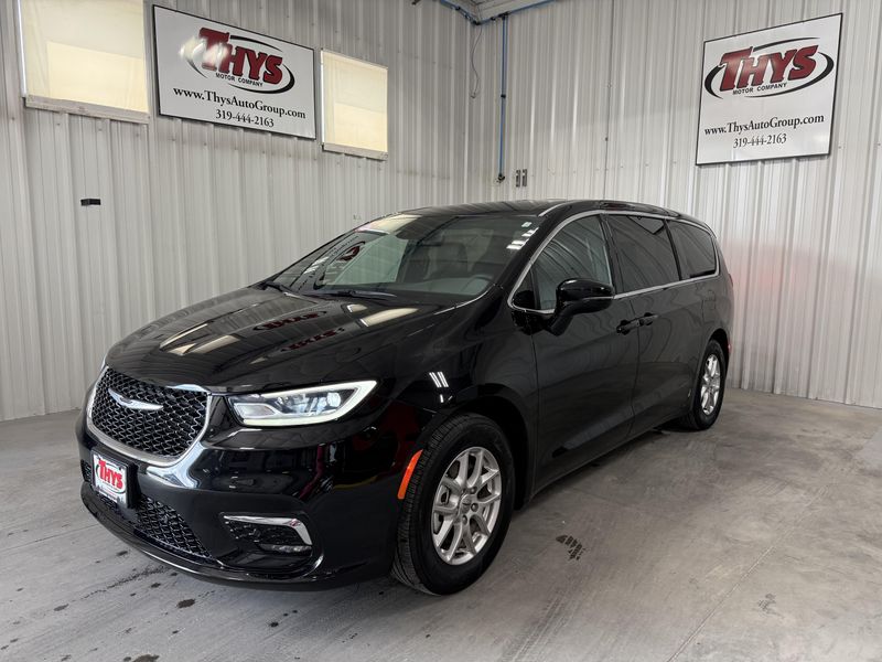 Used 2025 Chrysler Pacifica SelectImage 14