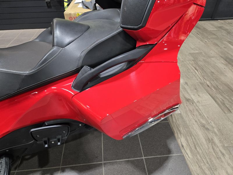 USED 2013 CAN-AM SPYDER RT Image 19