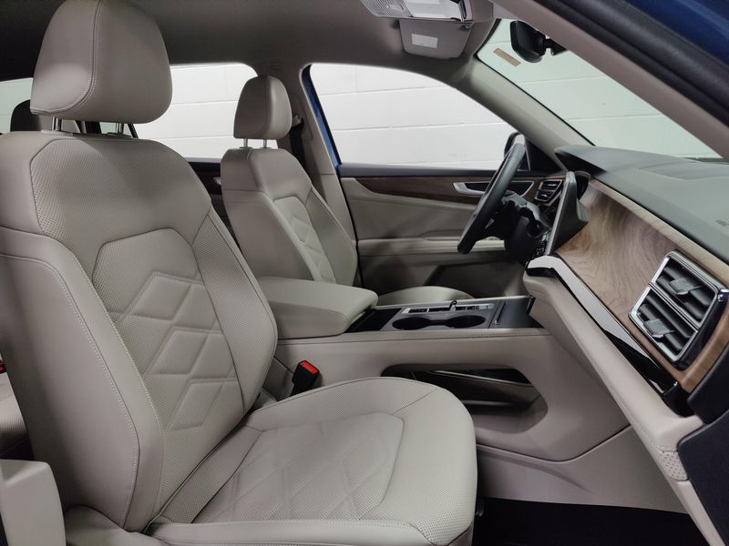 Used 2025 Volkswagen Atlas SE 4-Motion AWDImage 5