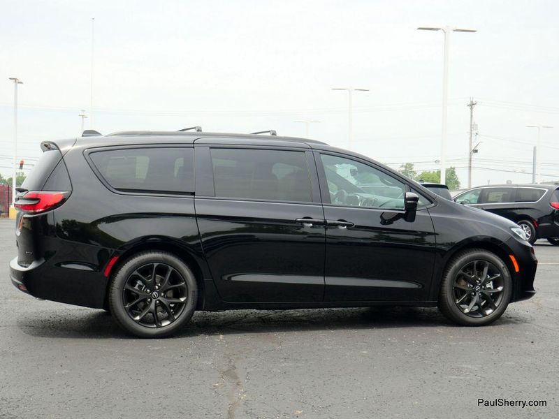 2025 Chrysler Pacifica LimitedImage 14
