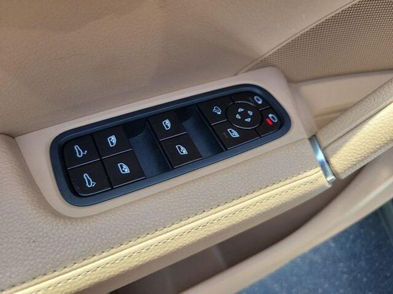 2021 Porsche Cayenne photo 12