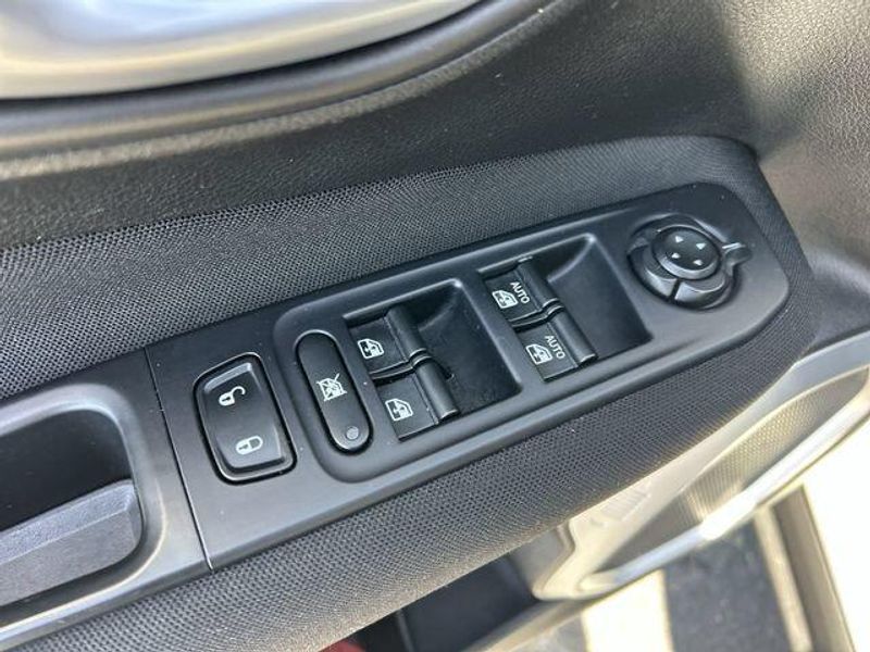 Used 2018 Jeep Renegade LatitudeImage 20