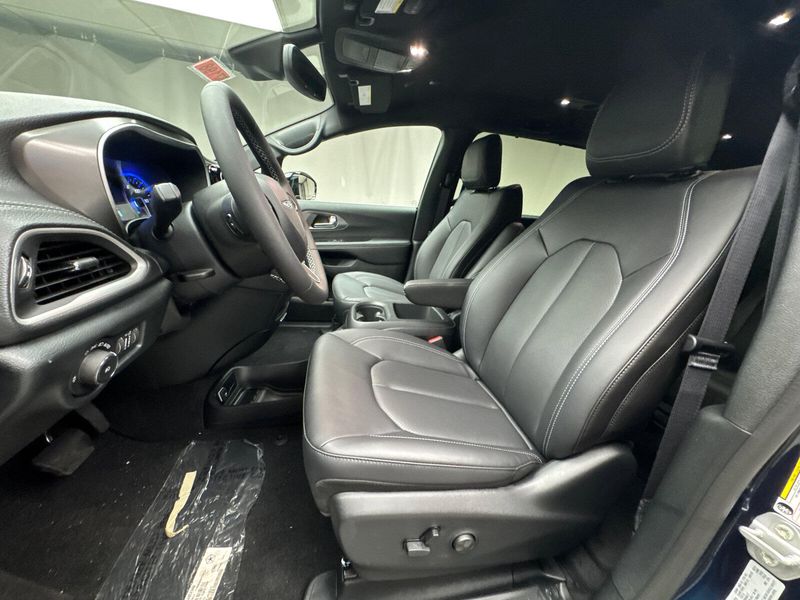 2025 Chrysler Pacifica SelectImage 7