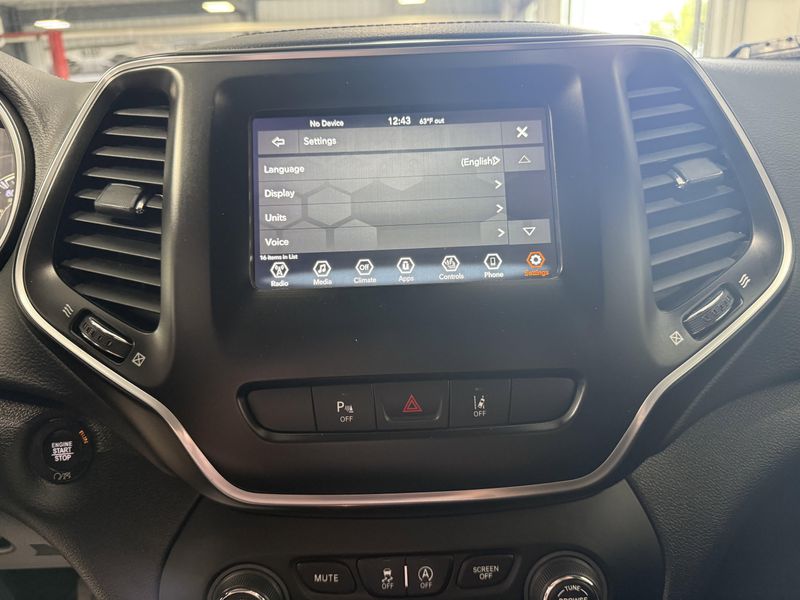 Used 2021 Jeep Cherokee Latitude PlusImage 34