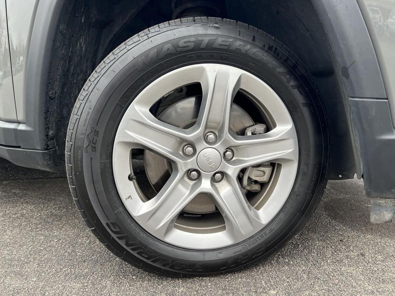 2024 Jeep Compass Latitude photo 2