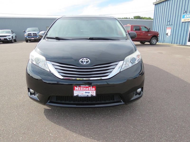 Used 2017 Toyota Sienna XLE Premium 7 Passenger AWD 4dr Mini VanImage 3