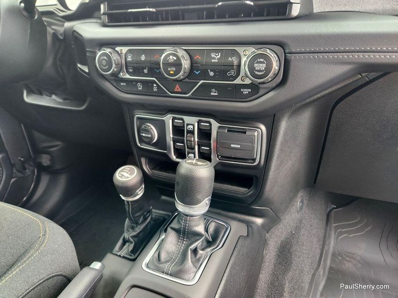 New 2025 Jeep Wrangler 4-door SaharaImage 38