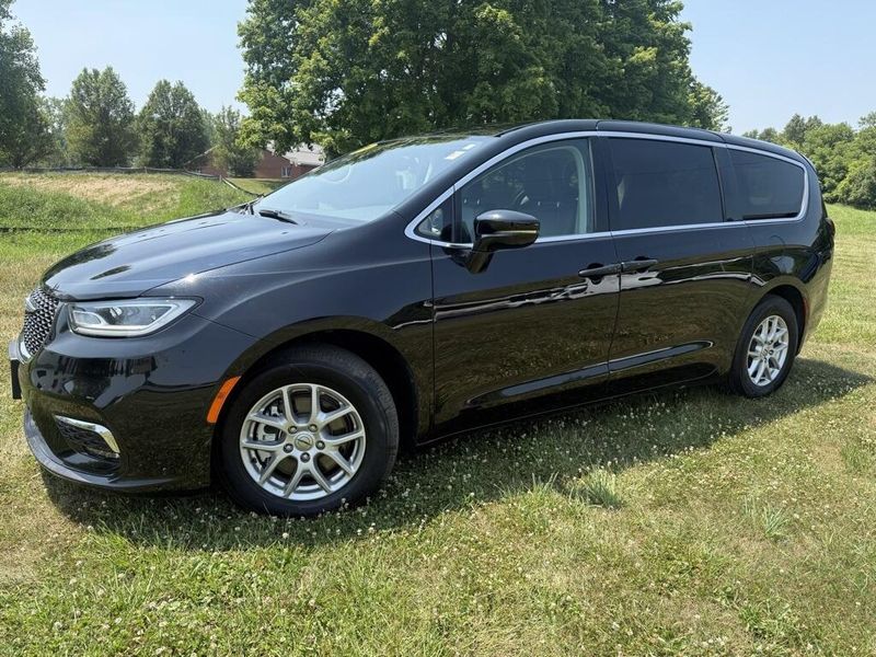 2024 Chrysler Pacifica Touring L photo 7