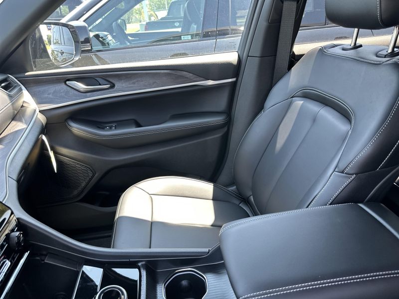 New 2025 Jeep Grand Cherokee L Limited 4x4Image 29