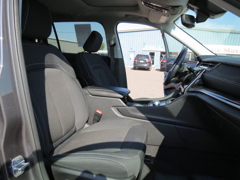 Used 2022 Jeep Grand Cherokee L Laredo 4x4 4dr SUVImage 34