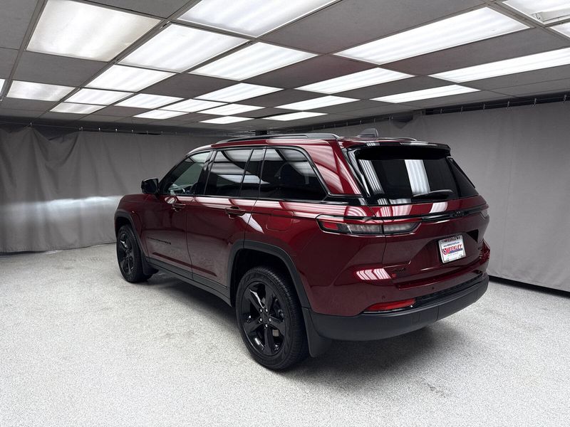 New 2025 Jeep Grand Cherokee Limited 4x4Image 2