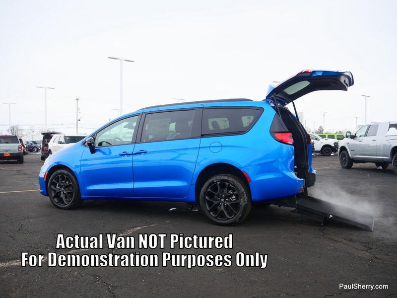 New 2027 Chrysler Pacifica Select
