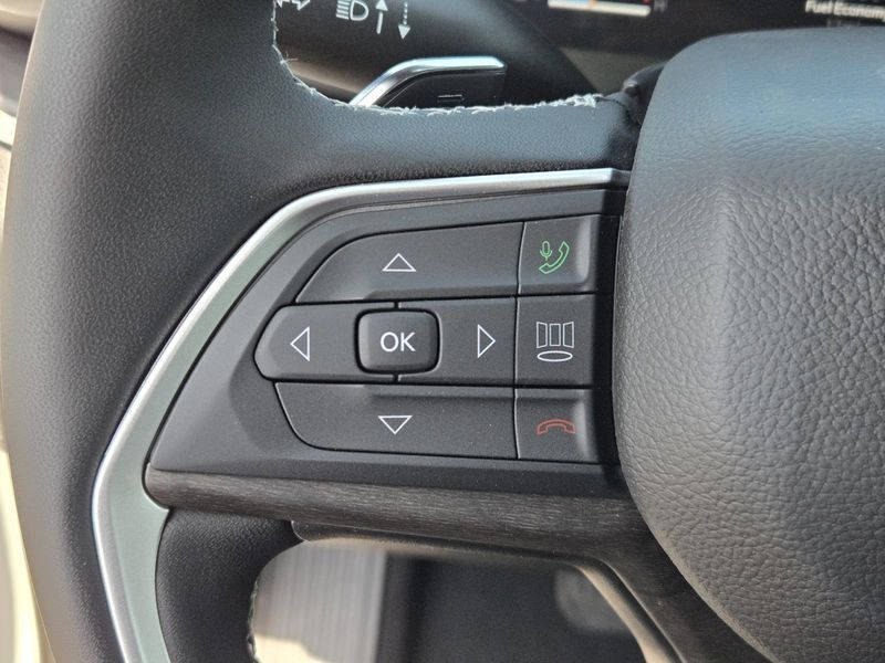 New 2026 Jeep Grand Cherokee Laredo Altitude 4x2