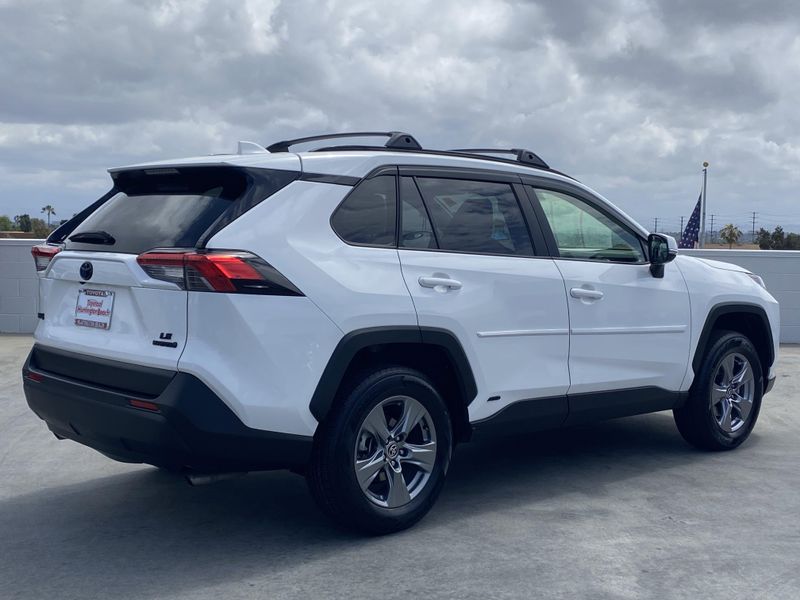 2022 Toyota RAV4 LEImage 4