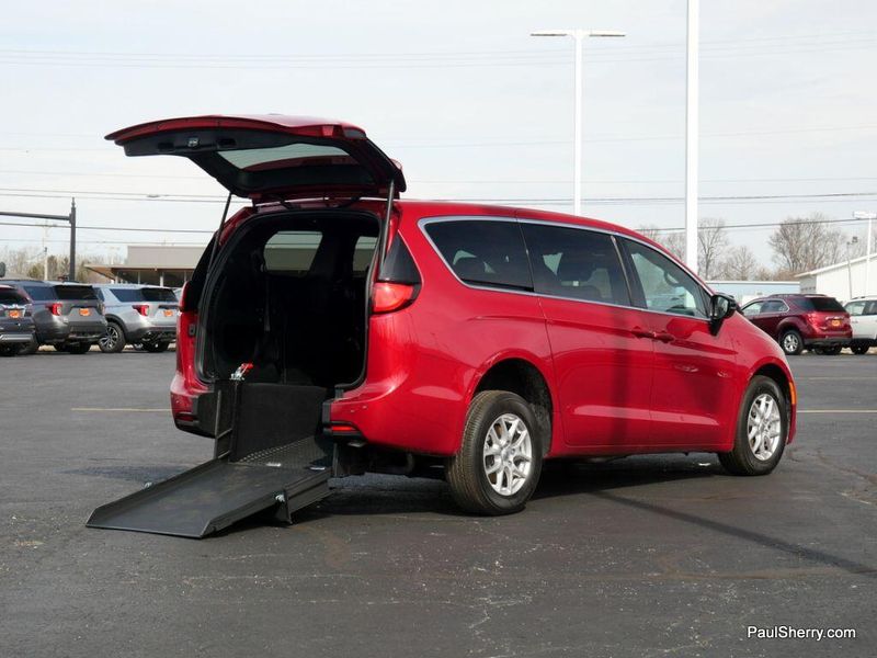 2025 Chrysler Voyager LXImage 7