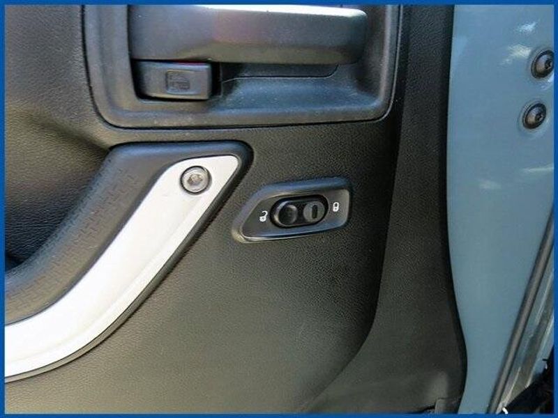 2014 Jeep Wrangler Unlimited SaharaImage 13