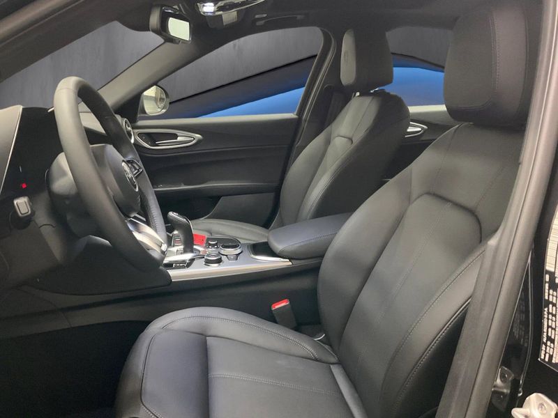 New 2026 Alfa Romeo Giulia AwdImage 4