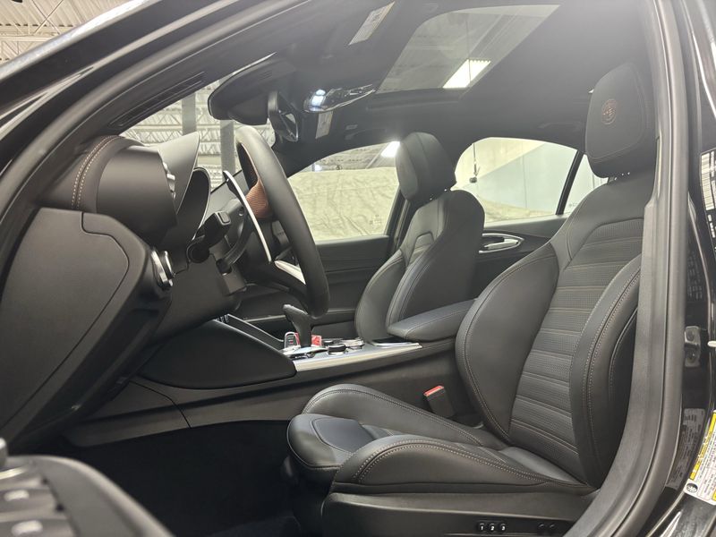 New 2025 Alfa Romeo Giulia Intensa AwdImage 8