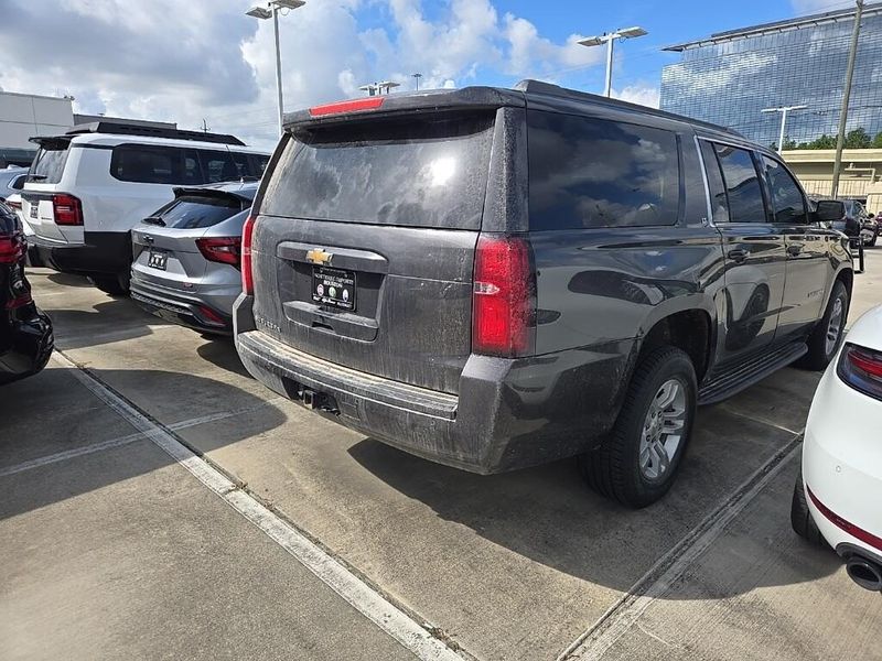 Used 2018 Chevrolet Suburban LTImage 3